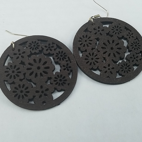 Dark brown laser cut wooden round floral earrings - Picture 5 of 8